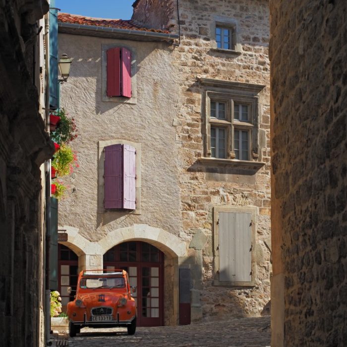2cv, rue du Château dans le village de Caunes